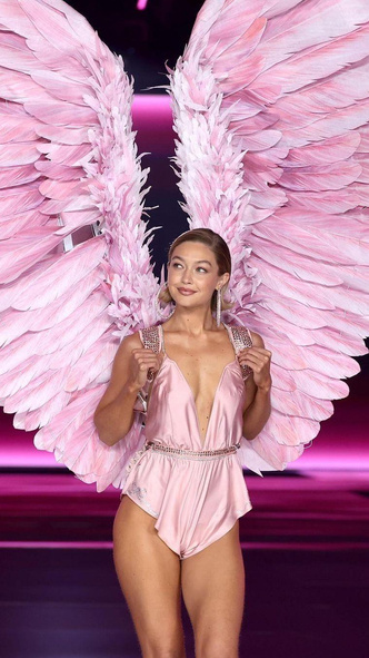 Войдут в историю: 10 самых красивых крыльев «ангелов» Victoria's Secret 2024