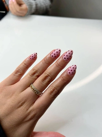 Polka dot nails: главный маникюр весны 2025, который уже стал вирусным