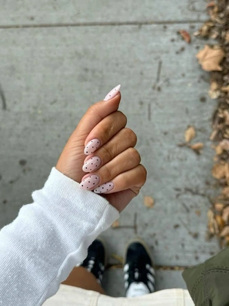 Polka dot nails: главный маникюр весны 2025, который уже стал вирусным