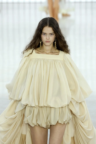 Bubble dress — хит 2025 года: где найти такое платье и с чем его сочетать
