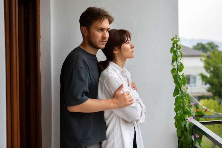 Что такое бенчинг в отношениях и почему лучше сразу выходить из такого союза