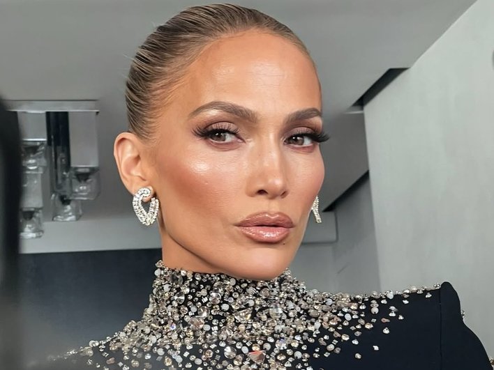 Как правильно наносить хайлайтер на лицо: 5 способов для свежего и естественного сияния