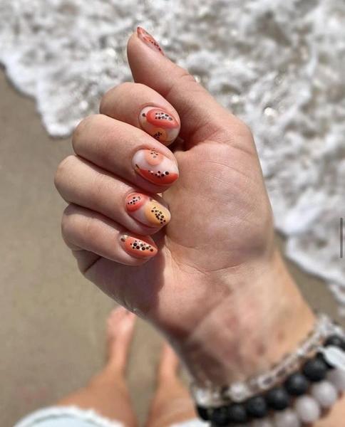 Маникюр с привкусом тропиков: теперь все повторяют papaya nails