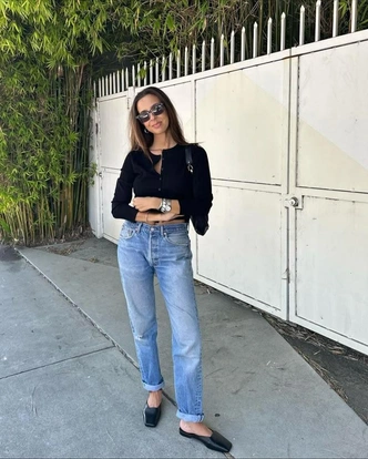 Джинсы mom fit снова в моде — как стилизовать любимый фасон в 2025 году