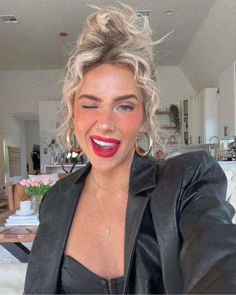 Messy curly bun — практичная прическа на лето с эффектным объемом