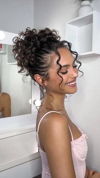 Messy curly bun — практичная прическа на лето с эффектным объемом