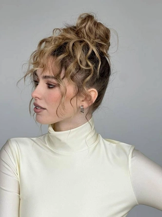 Messy curly bun — практичная прическа на лето с эффектным объемом