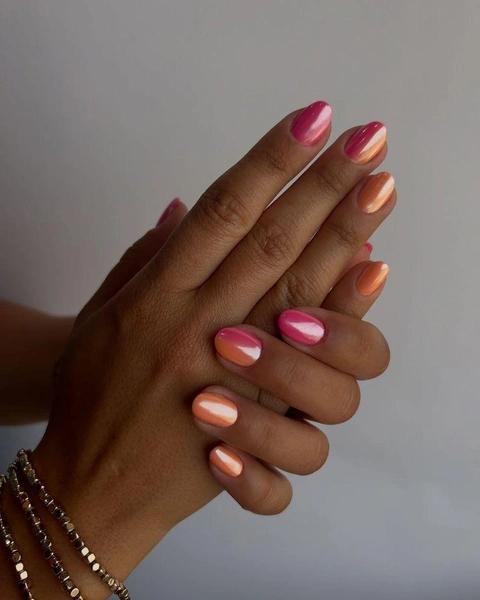 От нюда до тропиков и лазури: как летом 2025 модно носить chrome nails
