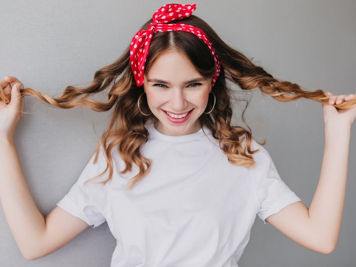 Укладка без фена и утюжка: 5 способов, которые работают даже в жару