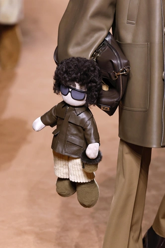 Гонка за Labubu, желейные сумки от Gucci: что такое dopamine dressing (и почему он так популярен)