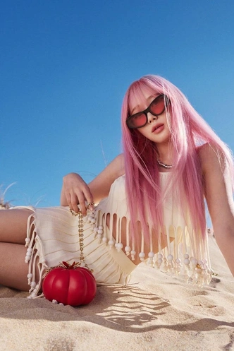 Гонка за Labubu, желейные сумки от Gucci: что такое dopamine dressing (и почему он так популярен)