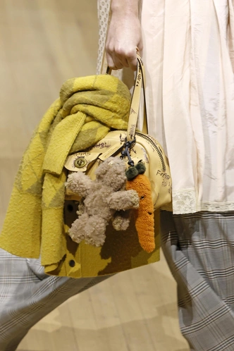 Гонка за Labubu, желейные сумки от Gucci: что такое dopamine dressing (и почему он так популярен)