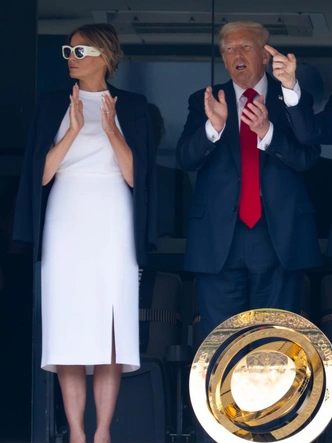 Леди в белом: новый выход Мелании Трамп, который стоит взять на заметку