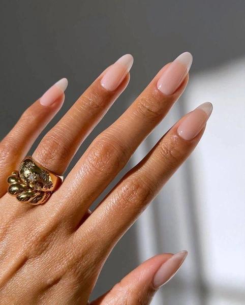 Lip Gloss Nails: новый маникюр Селены Гомес, который захочется повторить каждой