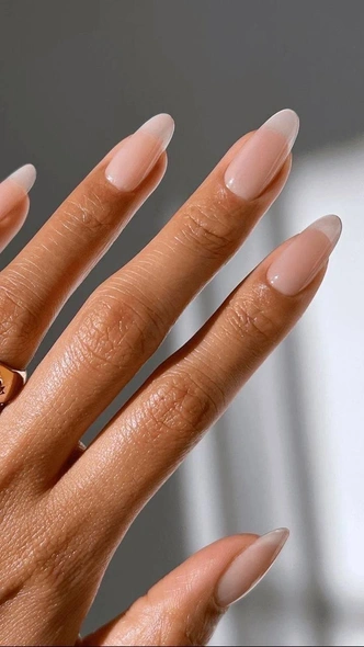 Lip Gloss Nails: новый маникюр Селены Гомес, который захочется повторить каждой