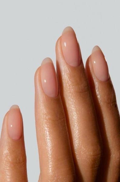 Lip Gloss Nails: новый маникюр Селены Гомес, который захочется повторить каждой