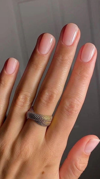 Lip Gloss Nails: новый маникюр Селены Гомес, который захочется повторить каждой