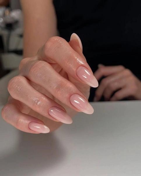 Lip Gloss Nails: новый маникюр Селены Гомес, который захочется повторить каждой