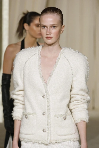 Торжество белого и невеста в финале: как прошел показ Chanel — последний перед приходом Матье Блази