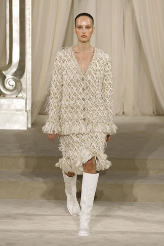 Торжество белого и невеста в финале: как прошел показ Chanel — последний перед приходом Матье Блази