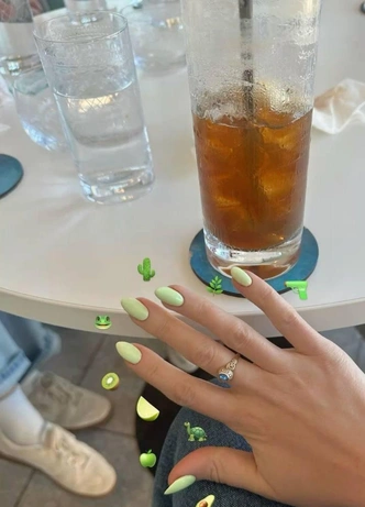 White grape nails — свежий маникюр в главном цвете лета