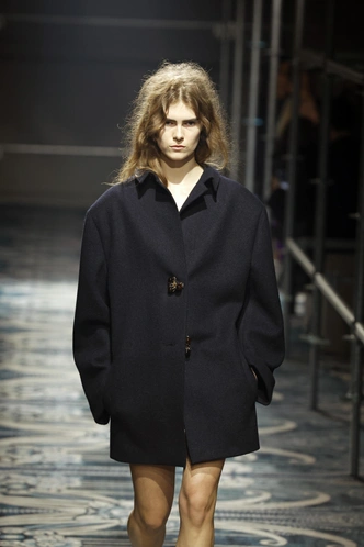 Хит показов Saint Laurent и Miu Miu — пальто с широкой линией плеч. Как его носить?