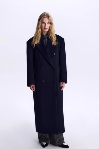 Хит показов Saint Laurent и Miu Miu — пальто с широкой линией плеч. Как его носить?