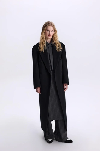 Хит показов Saint Laurent и Miu Miu — пальто с широкой линией плеч. Как его носить?