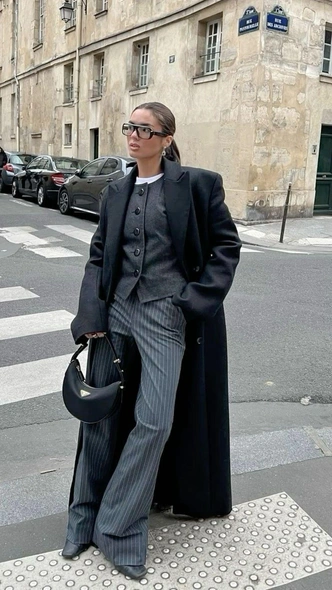 Хит показов Saint Laurent и Miu Miu — пальто с широкой линией плеч. Как его носить?