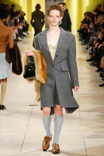 Хит показов Saint Laurent и Miu Miu — пальто с широкой линией плеч. Как его носить?