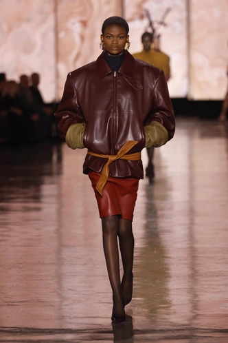 Хит показов Saint Laurent и Miu Miu — пальто с широкой линией плеч. Как его носить?