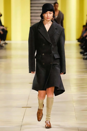 Хит показов Saint Laurent и Miu Miu — пальто с широкой линией плеч. Как его носить?