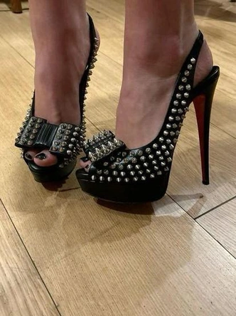 Красная подошва возвращается: как зумеры возродили культ Louboutins