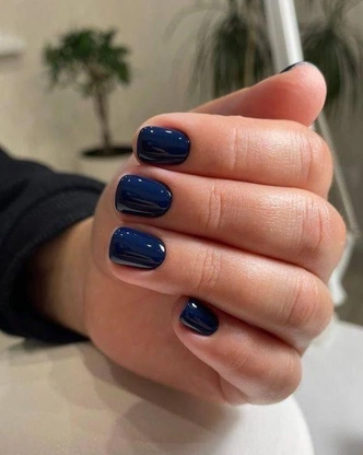 Ногти цвета navy blue — идеальный выбор на 1 сентября и начало осени