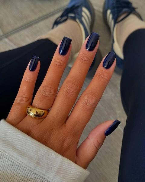 Ногти цвета navy blue — идеальный выбор на 1 сентября и начало осени