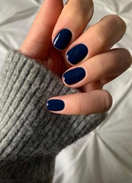 Ногти цвета navy blue — идеальный выбор на 1 сентября и начало осени