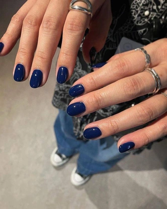 Ногти цвета navy blue — идеальный выбор на 1 сентября и начало осени