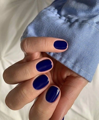 Ногти цвета navy blue — идеальный выбор на 1 сентября и начало осени