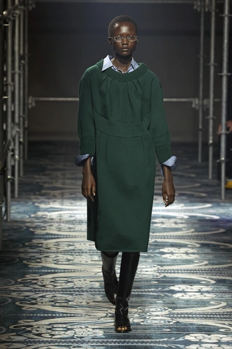 Свободная юбка, низкий каблук, no makeup: как Prada подарили нам удобный гардероб в офис