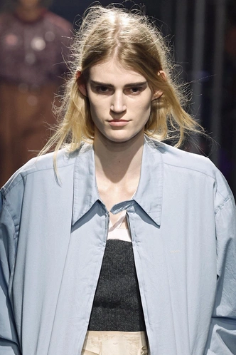 Свободная юбка, низкий каблук, no makeup: как Prada подарили нам удобный гардероб в офис
