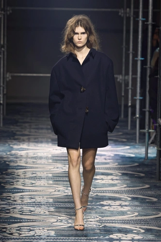 Свободная юбка, низкий каблук, no makeup: как Prada подарили нам удобный гардероб в офис