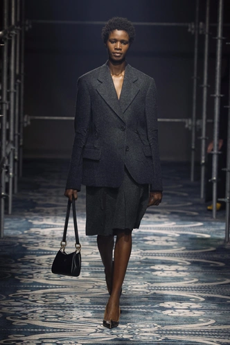 Свободная юбка, низкий каблук, no makeup: как Prada подарили нам удобный гардероб в офис