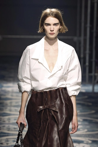 Свободная юбка, низкий каблук, no makeup: как Prada подарили нам удобный гардероб в офис