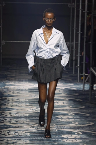 Свободная юбка, низкий каблук, no makeup: как Prada подарили нам удобный гардероб в офис
