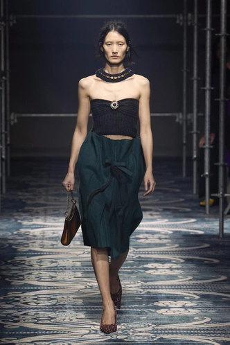 Свободная юбка, низкий каблук, no makeup: как Prada подарили нам удобный гардероб в офис