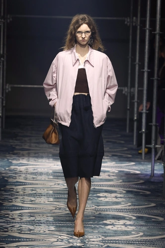 Свободная юбка, низкий каблук, no makeup: как Prada подарили нам удобный гардероб в офис
