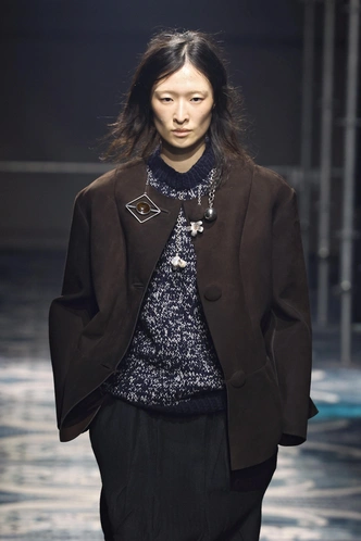 Свободная юбка, низкий каблук, no makeup: как Prada подарили нам удобный гардероб в офис