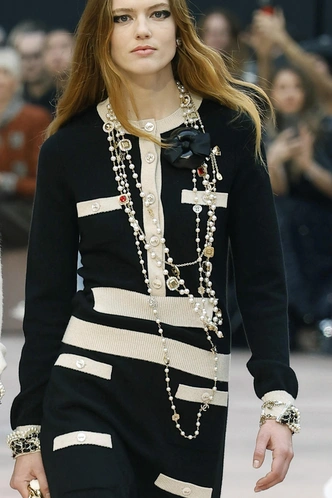 Винтаж Chanel и «детские» кулоны Chloe: гид по украшениям на осень 2025