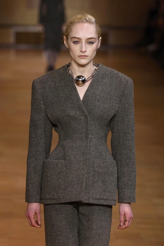 Винтаж Chanel и «детские» кулоны Chloe: гид по украшениям на осень 2025