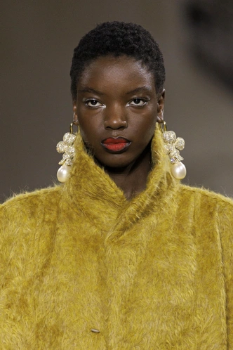 Винтаж Chanel и «детские» кулоны Chloe: гид по украшениям на осень 2025